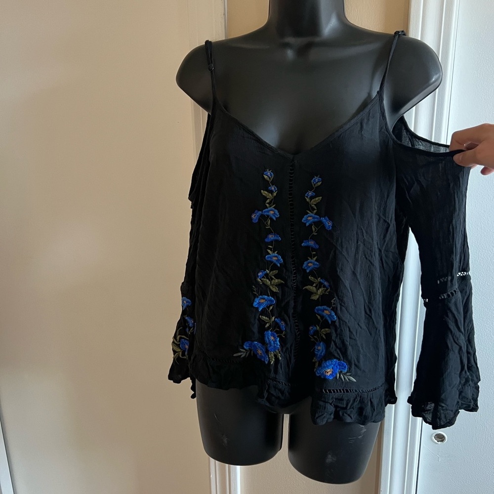 American Eagle Black and Blue Floral Cold Shoulder Blouse Size S